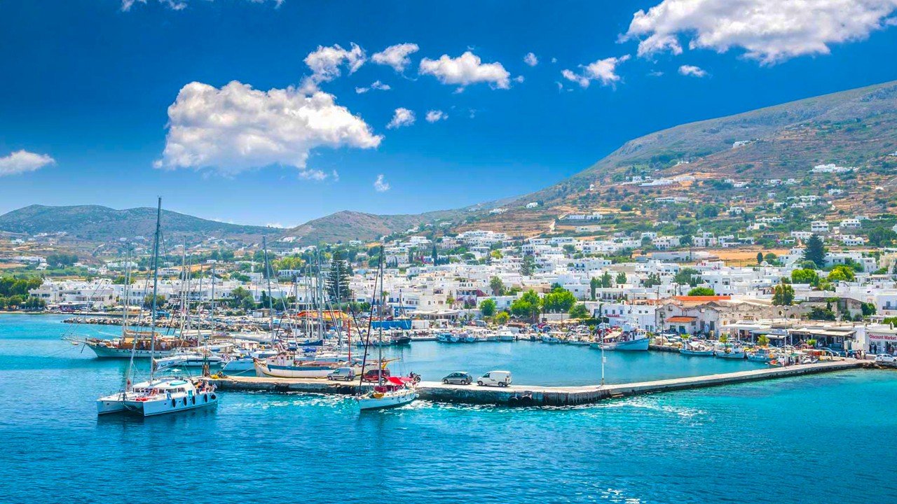 Paros Adası: Beyaz Evler, Mavi Deniz ve Huzurlu Plaj Tatili